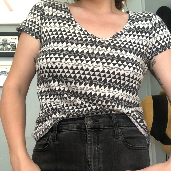 Geometric soft Tee - Picture 2 of 6